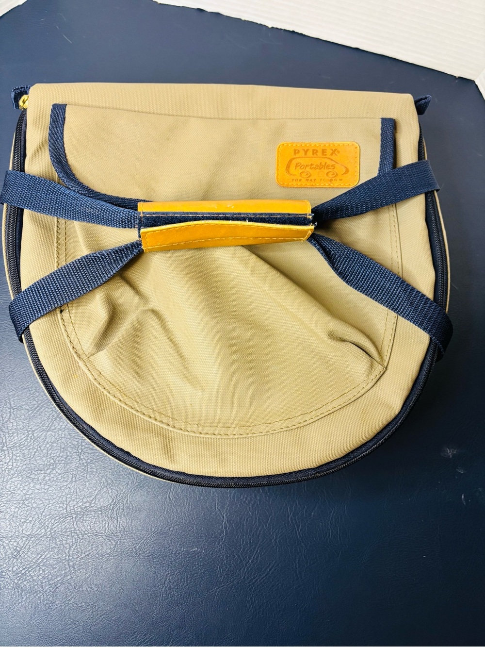 Pyrex Portables the way to go insulated hot/cold travel bag 4.5 qt zips